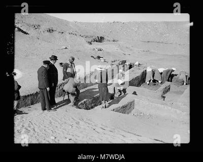 L'équipe du Dr Selim Bey Hassan mène des fouilles près de la quatrième pyramide d'Égypte, un site archéologique important à Gizeh. Le travail se concentre sur la découverte d'artefacts et de structures du passé antique de l'Égypte. Banque D'Images