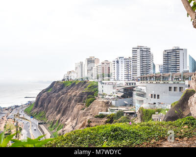 Vue sur le centre commercial Larcomar dans quartier Miraflores, Lima (Pérou) Banque D'Images