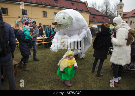 Carnival participant habillé que l'ours fréquente l'Roztocký Masopust à Roztoky près de Prague, République tchèque. Masopust signifie 'au revoir à la viande" en langue tchèque. Cette fête populaire est célèbre dans toute la République tchèque avant le Carême. L'un des carnavals les plus spectaculaires Masopust a lieu chaque année dans la petite ville de Roztoky juste en dehors de Prague. Banque D'Images