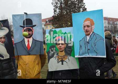 Les participants du carnaval habillé comme la peinture de René Magritte (L), l'autoportrait de Frida Kahlo (C) et l'autoportrait de Vincent van Gogh (R) assister à l'Roztocký Masopust à Roztoky près de Prague, République tchèque. Masopust signifie 'au revoir à la viande" en langue tchèque. Cette fête populaire est célèbre dans toute la République tchèque avant le Carême. L'un des carnavals les plus spectaculaires Masopust a lieu chaque année dans la petite ville de Roztoky juste en dehors de Prague. Banque D'Images