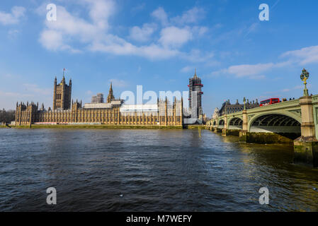 Palais de Westminster, chambres du Parlement, pont de Westminster et Tamise, Londres, Royaume-Uni. Ciel bleu. Rénovation des échafaudages de la tour Big Ben Elizabeth Banque D'Images