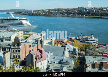 Québec, Canada. Vue de la ville basse et le fleuve Saint-Laurent, vue de la Ville Haute. Banque D'Images