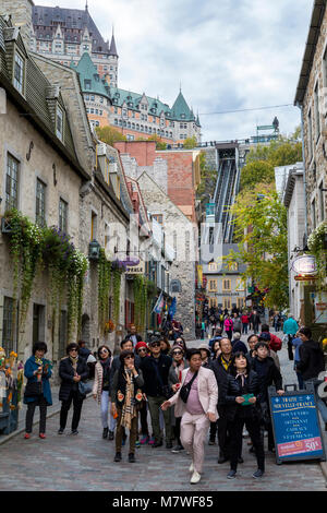 Québec, Canada. Les touristes asiatiques dans la basse-ville. Le Château Frontenac et le Funiculaire en arrière-plan. Banque D'Images