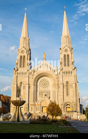 Basilique Sainte-Anne de Beaupré, Québec, Canada. En fin d'après-midi. Banque D'Images