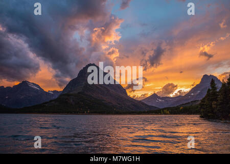 Coucher de soleil sur le lac Swiftcurrent, Glacier National Park, Montana Banque D'Images