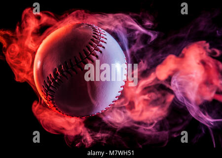 Balle de baseball colorés en multi-couleur rouge fumée dans la vape noir sur un fond isolé Banque D'Images