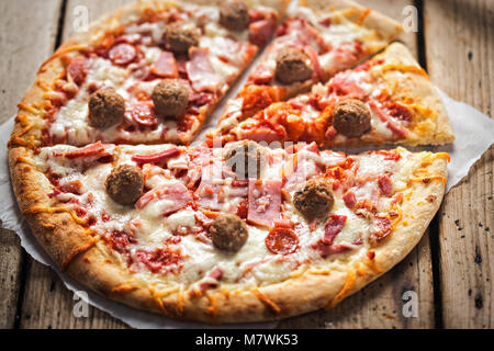 Fête de la viande pizza au jambon, bacon, boeuf Banque D'Images