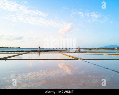 Les moulins à vent et des marais salants, Salin de Stagnone, Marsala, province de Trapani, Sicile, Italie Banque D'Images