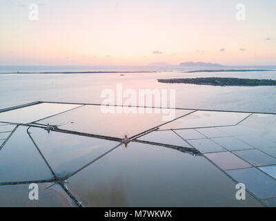 Vue aérienne de la Saline de Stagnone au coucher du soleil, Marsala, province de Trapani, Sicile, Italie Banque D'Images