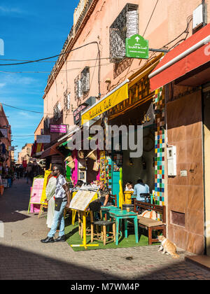 Marrakech, Maroc - 8 décembre 2016 : personnes non identifiées à l'Bakchich Cafe à Marrakech, Maroc. C'est fun, endroit accueillant pour prendre une pause à partir de Banque D'Images