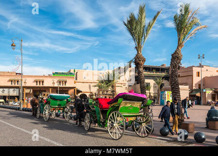 Marrakech, Maroc - 8 décembre 2016 : calèches attendent les touristes à Marrakech, Maroc, Afrique. Banque D'Images