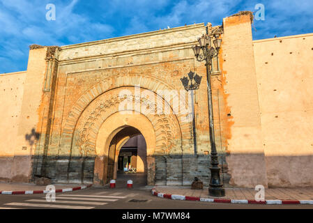 Marrakech, Maroc - 8 décembre 2016 : porte de ville Bab Agnaou - l'une des 19 portes de Marrakech, Maroc, Afrique. La vieille ville de Marrakech est li Banque D'Images