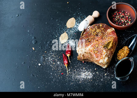 La viande de porc mariné au sel, d'épices et au conseil avec des grains de moutarde, poivre, vue d'en haut Banque D'Images