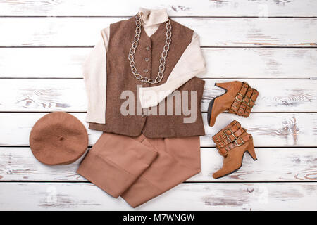 Ensemble de brown promotions avec collier. Feutre de laine marron beret hat. Paire de bottes. Banque D'Images