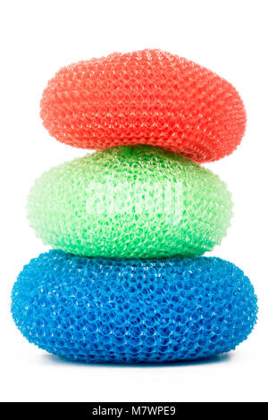 Tour de récurer en plastique vibrant isolé sur fond blanc Banque D'Images