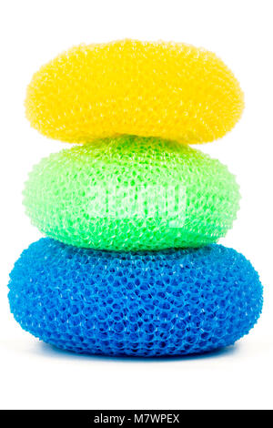 Tour de récurer en plastique vibrant isolé sur fond blanc Banque D'Images