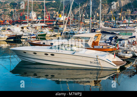 SALERNO, ITALIE - 27 juin 2017 : vue sur le port de Salerne de la mer à Salerne, Italie. Banque D'Images