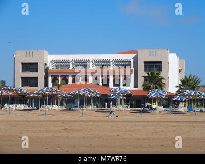 AGADIR, Maroc afrique sur février 2017 : construction de l'hôtel moderne et des parasols sur la plage au bord de mer de la ville de voyage avec des paumes en beauté à l'extérieur p Banque D'Images