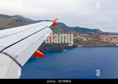 Madère, Portugal - 14 juin 2013 : Airbus A320 opéré par EasyJet (numéro de vol EZY 7603) vols de plus de l'île de Madère. Vue aérienne de l'océan Atlantique Banque D'Images