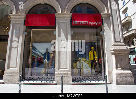 MILAN, ITALIE, le 7 juin 2017 - Ferrari store, fabricant de voitures de sport et voitures de course, particulièrement célèbre dans les courses de Formule 1. Banque D'Images