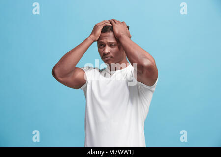 African American Man ayant des maux de tête. Isolé sur fond bleu. Banque D'Images