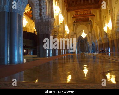 CASABLANCA, Maroc, Afrique sur février 2016 : Intérieur de la Grande Mosquée Hassan II, la réflexion des lumières sur le sol. Banque D'Images