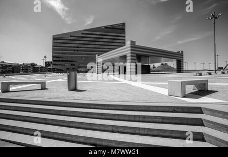 Gino Valle Square, qui abrite de nombreux édifices modernes tels que 'Casa Milan' L.G. de composants électroniques et de l'assurance-Vittoria, Milan, Italie Banque D'Images