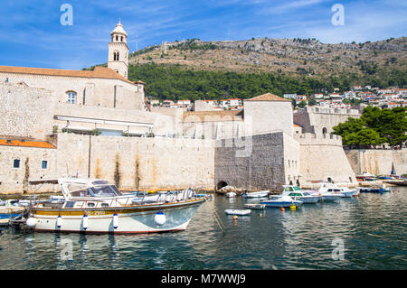 Dubrovnik, Croatie. Vue pittoresque sur la vieille ville et du port médiéval (Ragusa) et de la côte dalmate de la mer Adriatique. Banque D'Images