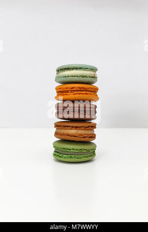 Macarons empilés dans différentes saveurs et couleurs Banque D'Images