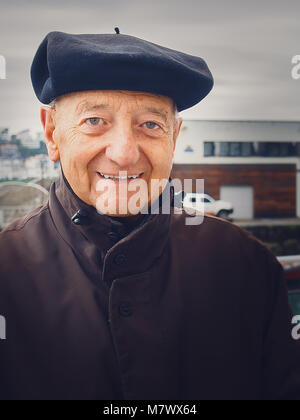 SAN SEBASTIAN, ESPAGNE - le 9 février 2018 Rue : portrait d'homme d'âge dans le Basque Basque traditionnel béret noir Banque D'Images