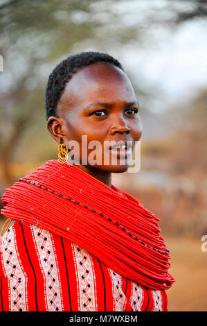 Jeune fille samburan représente pour montrer sa lourde, orné de perles. La pratique du perlage indique son statut dans la tribu comme fiancé. Banque D'Images