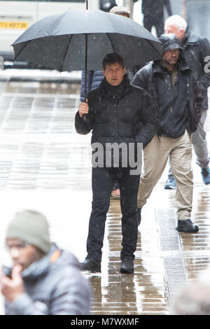 Tom Cruise lors du tournage à sec permet de Mission Impossible à Londres. Dans ces scènes, il peut être vu à partir d'une inconnu. Avec : Tom Cruise Où : London, Royaume-Uni Quand : 10 février 2018 Source : WENN.com Banque D'Images