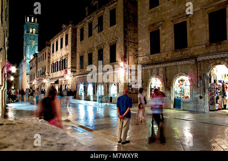 Tourist errant dans la nuit sur la rue de la vieille ville de Dubrovnik, Croatie. Les magasins sont encore ouverts. Vieille Ville est partie historique de Dubrovnik et très Banque D'Images