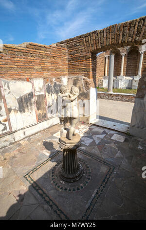 Statue de Psyché ranimée par le baiser de Cupidon, Ostia Antica, Ostia, village du district de Rome, Latium, Italie Banque D'Images