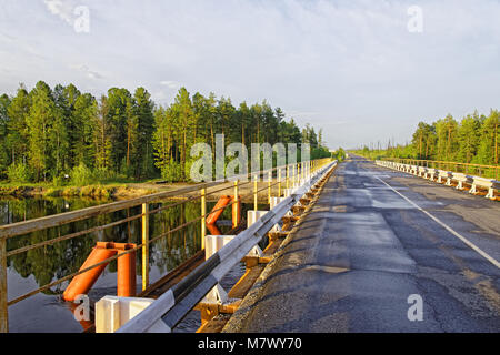 Le pont de la taïga sibérienne et la rivière.Simple et fiable Banque D'Images