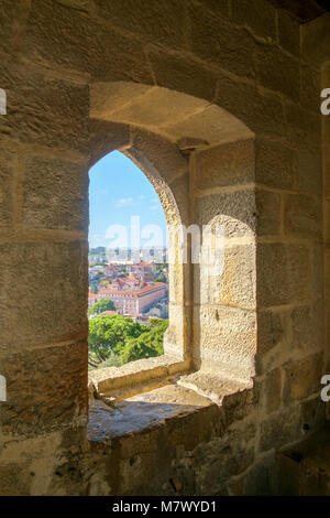 Vue depuis une fenêtre à Castelo de Sao Jorge sur Lisbonne, Portugal. Banque D'Images