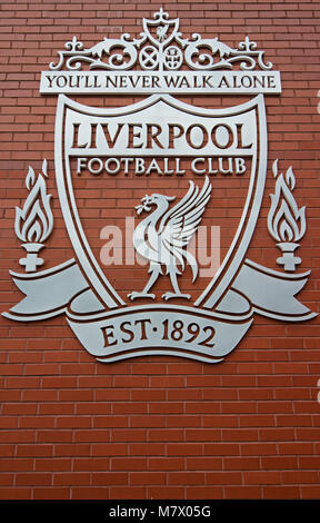 Les clubs de football de Liverpool cimier sur le mur du nouveau superstore à Anfield. Banque D'Images