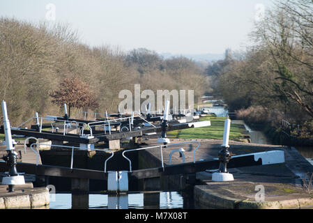 Long vol de verrous dans le Warwickshire a Hatton sur le canal de Birmingham à Stratford Banque D'Images