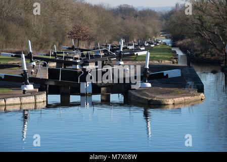 Long vol de verrous dans le Warwickshire a Hatton sur le canal de Birmingham à Stratford Banque D'Images