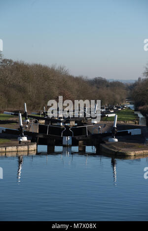 Long vol de verrous dans le Warwickshire a Hatton sur le canal de Birmingham à Stratford Banque D'Images