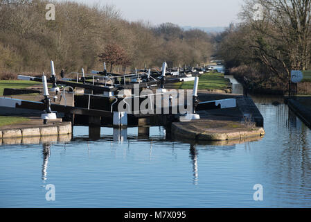 Long vol de verrous dans le Warwickshire a Hatton sur le canal de Birmingham à Stratford Banque D'Images