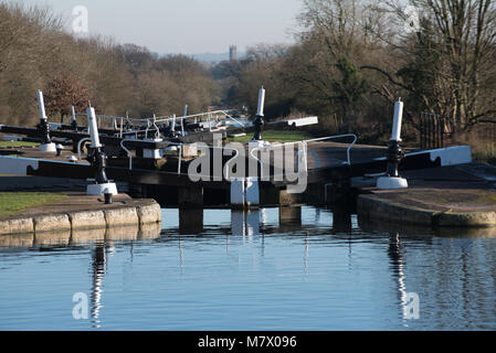 Long vol de verrous dans le Warwickshire a Hatton sur le canal de Birmingham à Stratford Banque D'Images