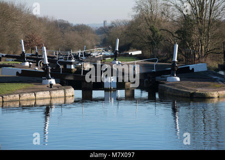 Long vol de verrous dans le Warwickshire a Hatton sur le canal de Birmingham à Stratford Banque D'Images