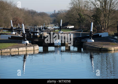 Long vol de verrous dans le Warwickshire a Hatton sur le canal de Birmingham à Stratford Banque D'Images