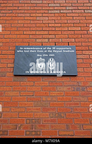 Plaque au Liverpool Football Club en mémoire des 39 personnes qui ont perdu la vie dans le stade du Heysel en 1985 en cas de catastrophe. Banque D'Images