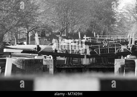 Long vol de verrous dans le Warwickshire a Hatton sur le canal de Birmingham à Stratford Banque D'Images