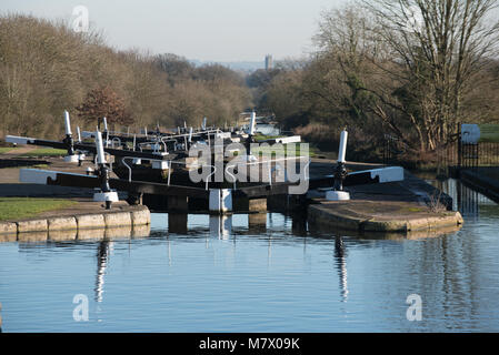 Long vol de verrous dans le Warwickshire a Hatton sur le canal de Birmingham à Stratford Banque D'Images