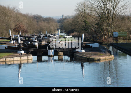 Long vol de verrous dans le Warwickshire a Hatton sur le canal de Birmingham à Stratford Banque D'Images