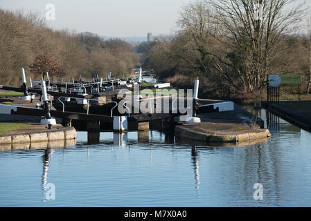 Long vol de verrous dans le Warwickshire a Hatton sur le canal de Birmingham à Stratford Banque D'Images