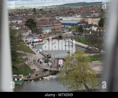 Vue aérienne de la ville de Stratford-upon-Avon en Angleterre Royaume-uni Shakespeare avec des cygnes et bassin du canal et verrouiller en premier plan et collines Welcombe et ski de tempête Banque D'Images